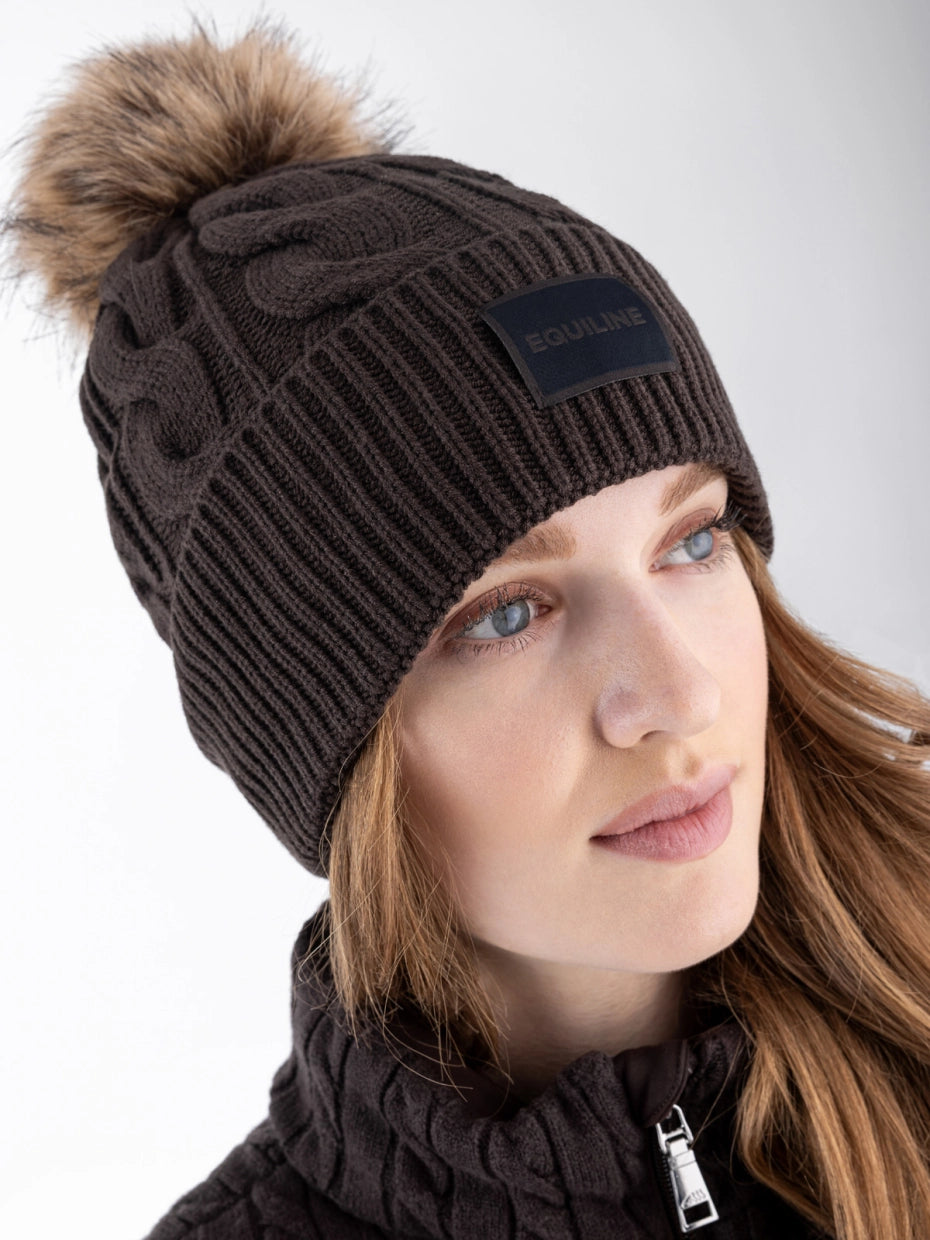 CAPPELLO LAVORATO A MAGLIA CON PONPON EQUILINE